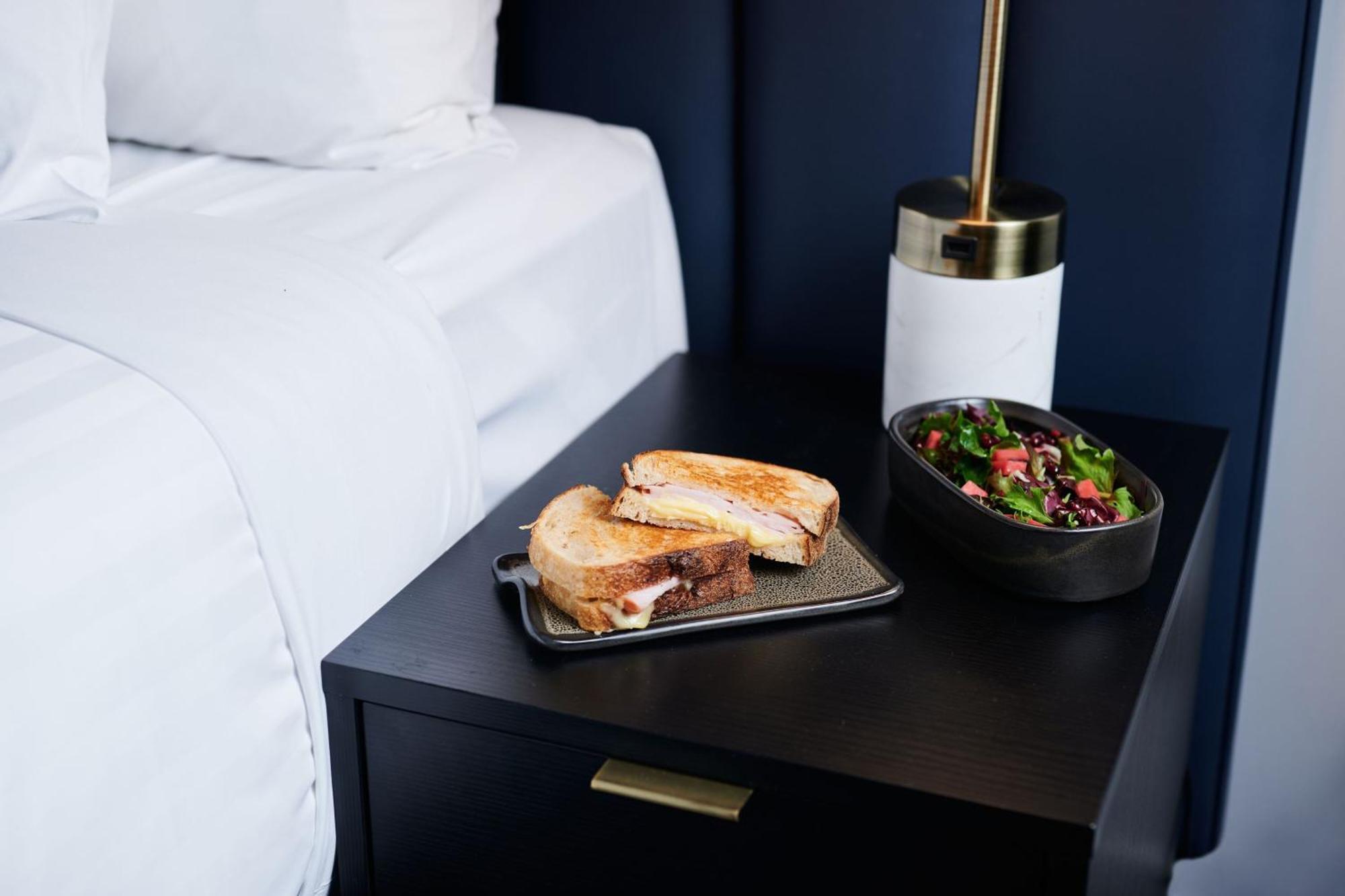 Midnight Hotel, Autograph Collection Canberra Zewnętrze zdjęcie Room service at the London West Hollywood