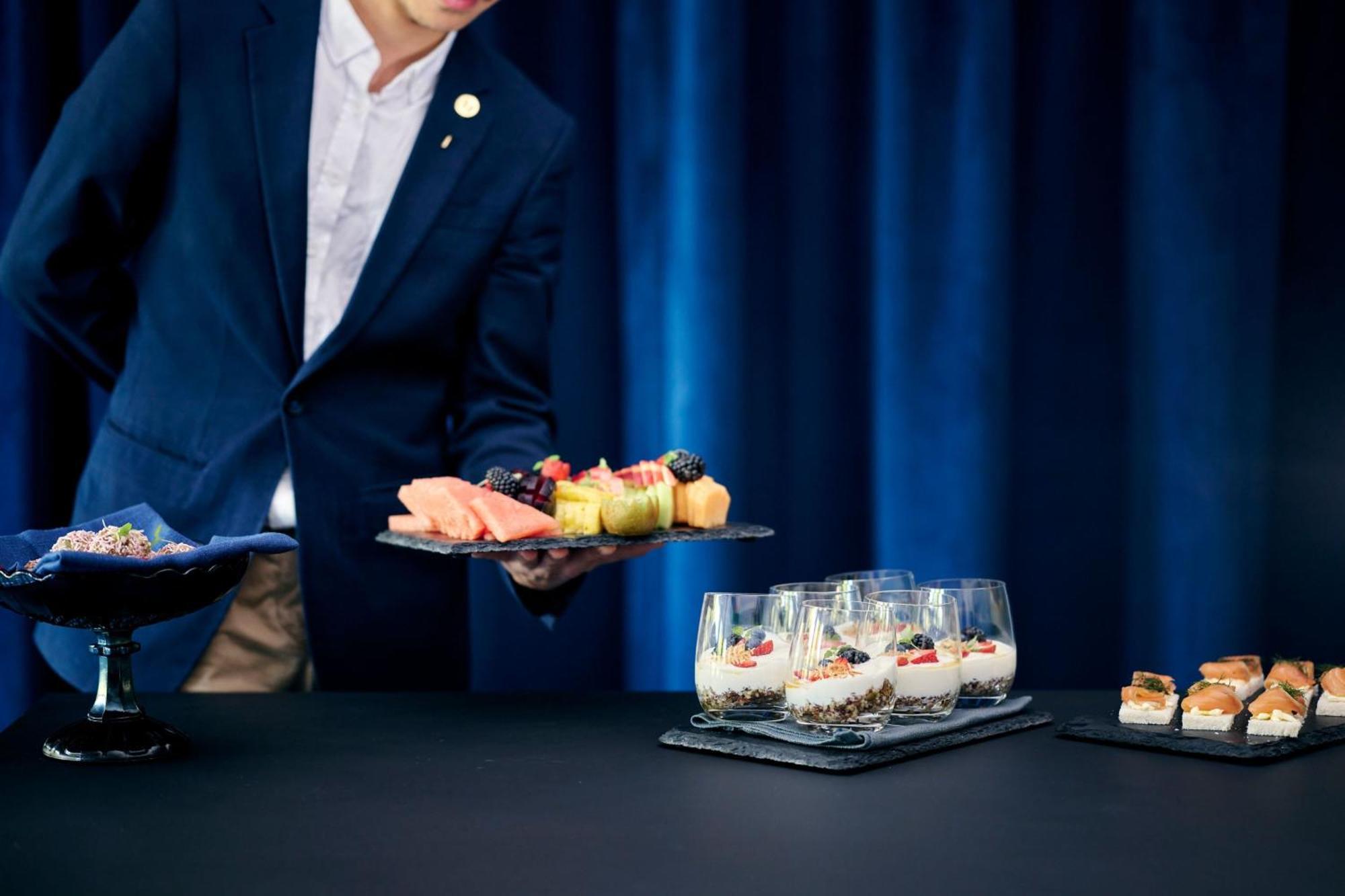 Midnight Hotel, Autograph Collection Canberra Zewnętrze zdjęcie A butler serving food