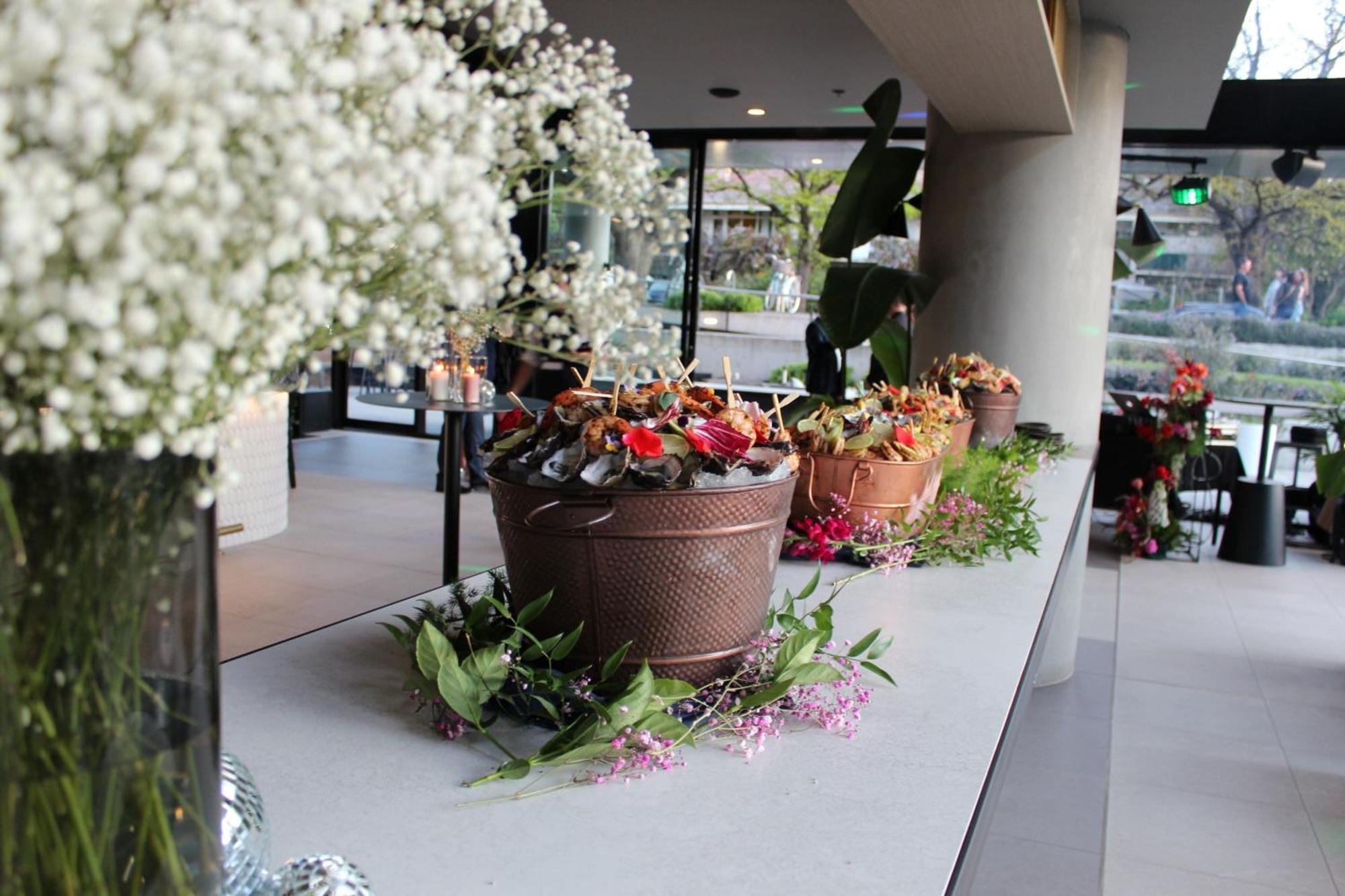 Midnight Hotel, Autograph Collection Canberra Zewnętrze zdjęcie Flower arrangement at the entrance of the hotel