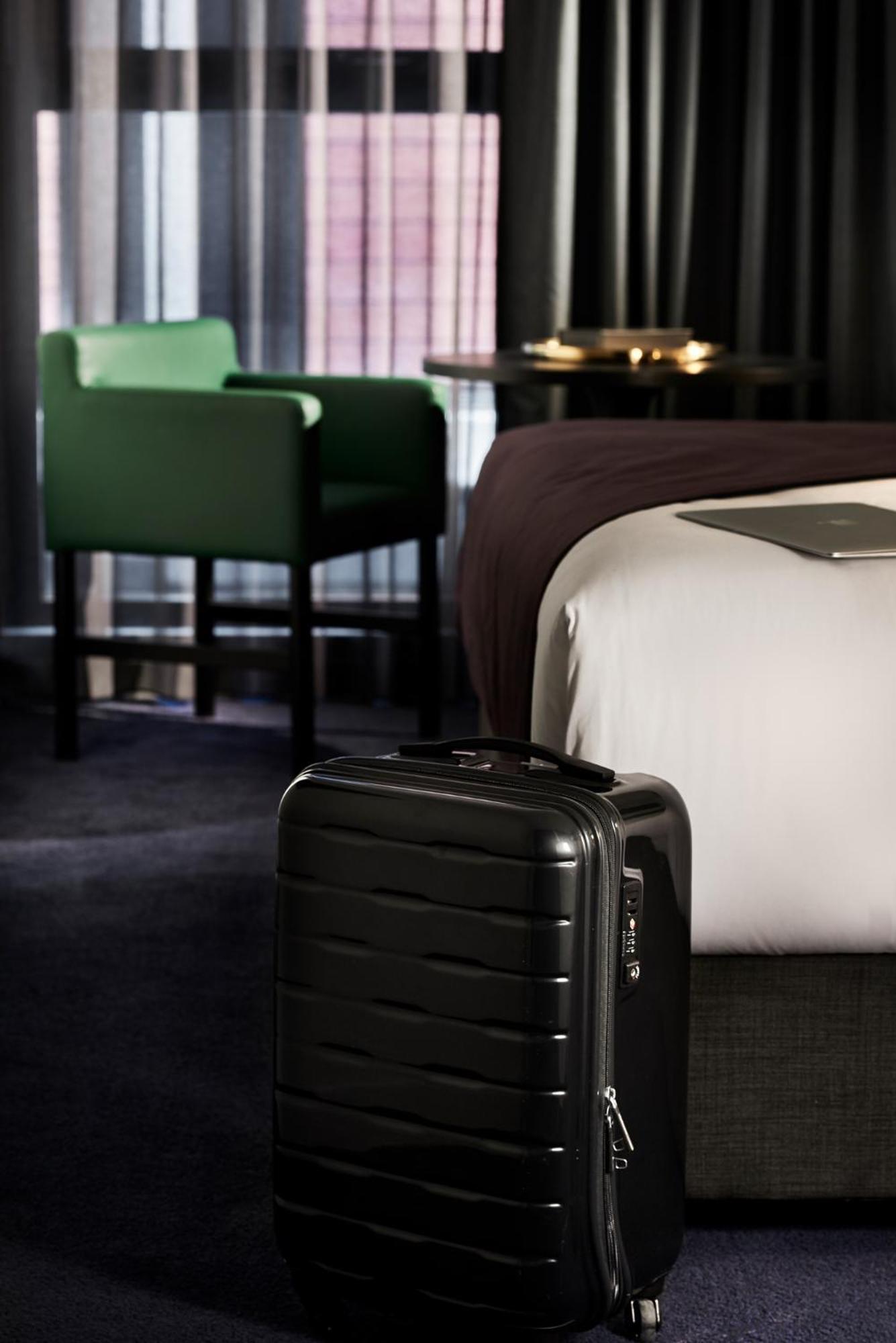 Midnight Hotel, Autograph Collection Canberra Zewnętrze zdjęcie A suitcase