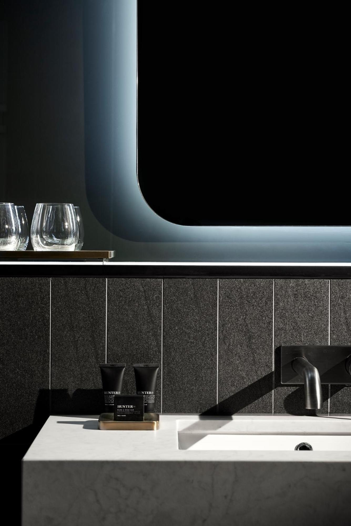 Midnight Hotel, Autograph Collection Canberra Zewnętrze zdjęcie A kitchen with a black granite countertop